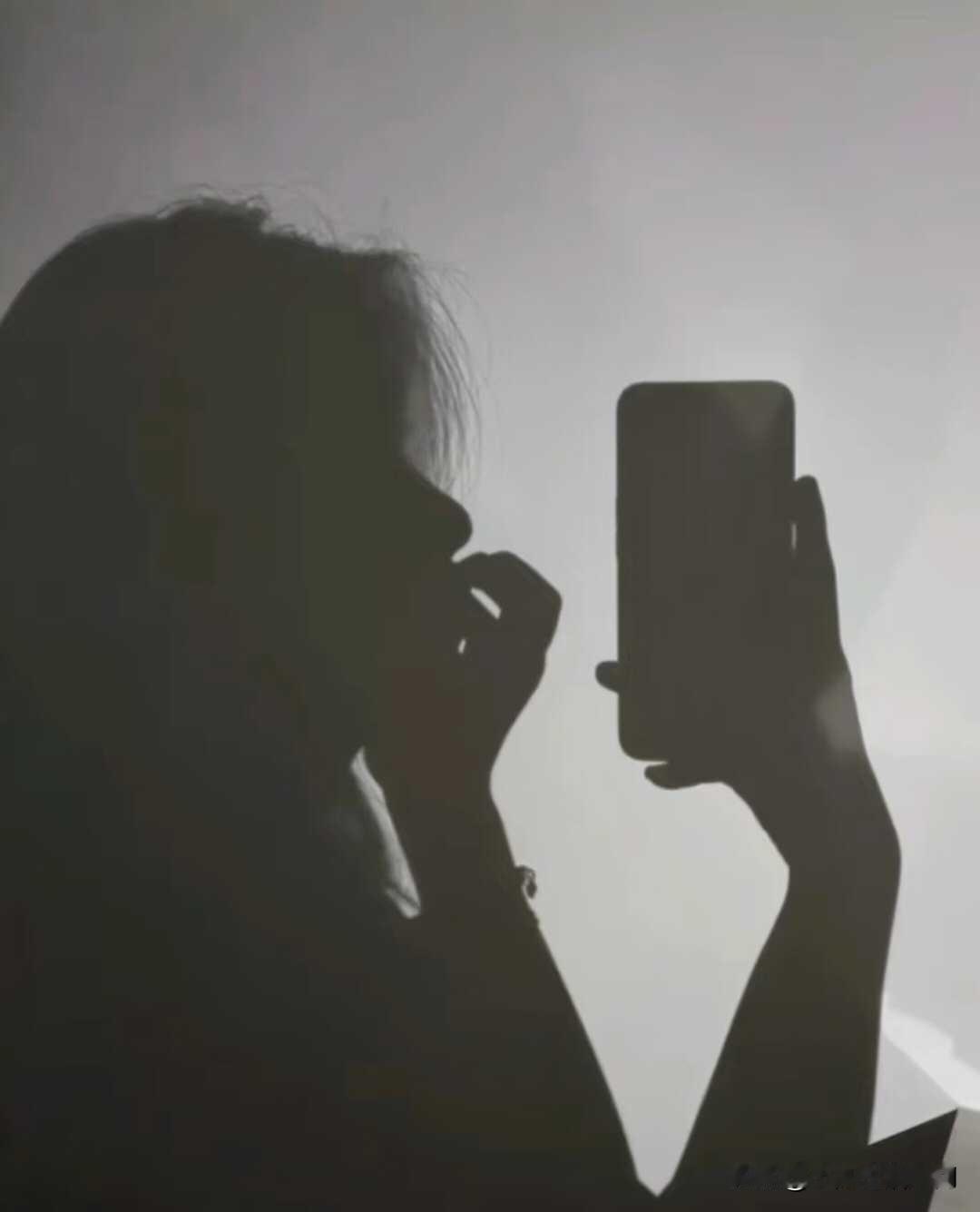 话说，今晚是歪国人的平安夜。我是中国人，早睡早起才是我们的传统习俗！[月亮]