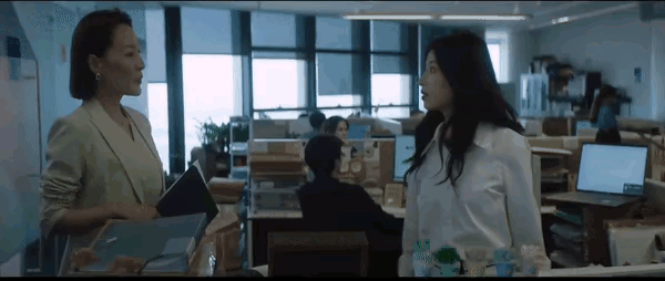 《半熟男女》还记得那一幕吗？韩苏接到徐律通知说，香港律所那边对她很满意，让她赶快