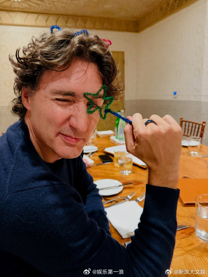 水果姐晒和特鲁多合照水果姐晒和特鲁多自拍 水果姐晒和特鲁多合照，小情侣双下巴袭来