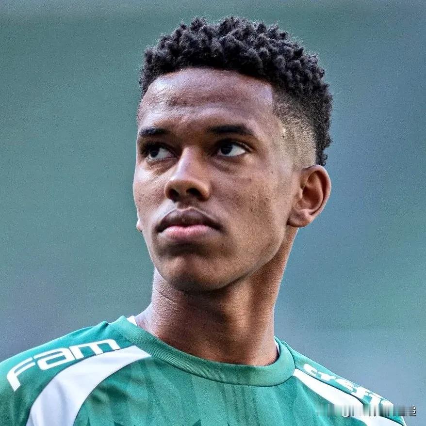 🚨拜仁慕尼黑计划在签下来自帕尔梅拉斯的宝石埃斯特万·威廉的竞争中超越切尔西！ 