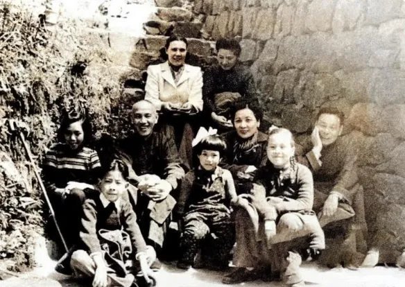 1949年，蒋介石与宋美龄及儿孙留下罕见合影。然而，镜头前的他满脸不悦，神情凝重