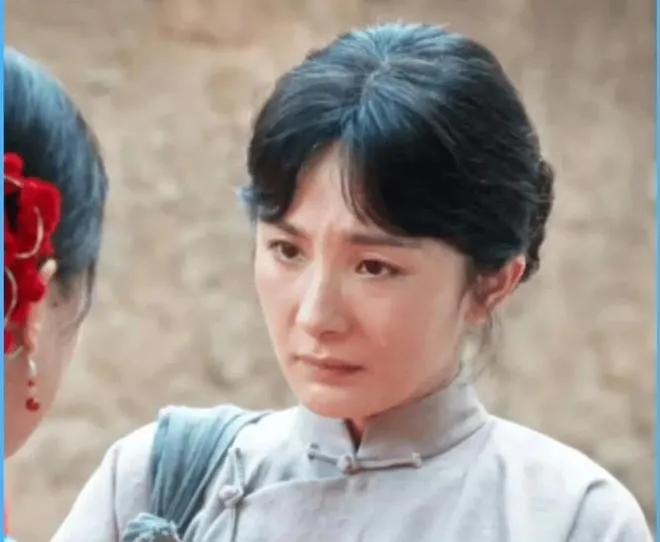 杨幂在《生万物》中彻底撕掉“瞪眼式演技”标签！素颜演农妇，割麦插秧磨出茧子，被绑