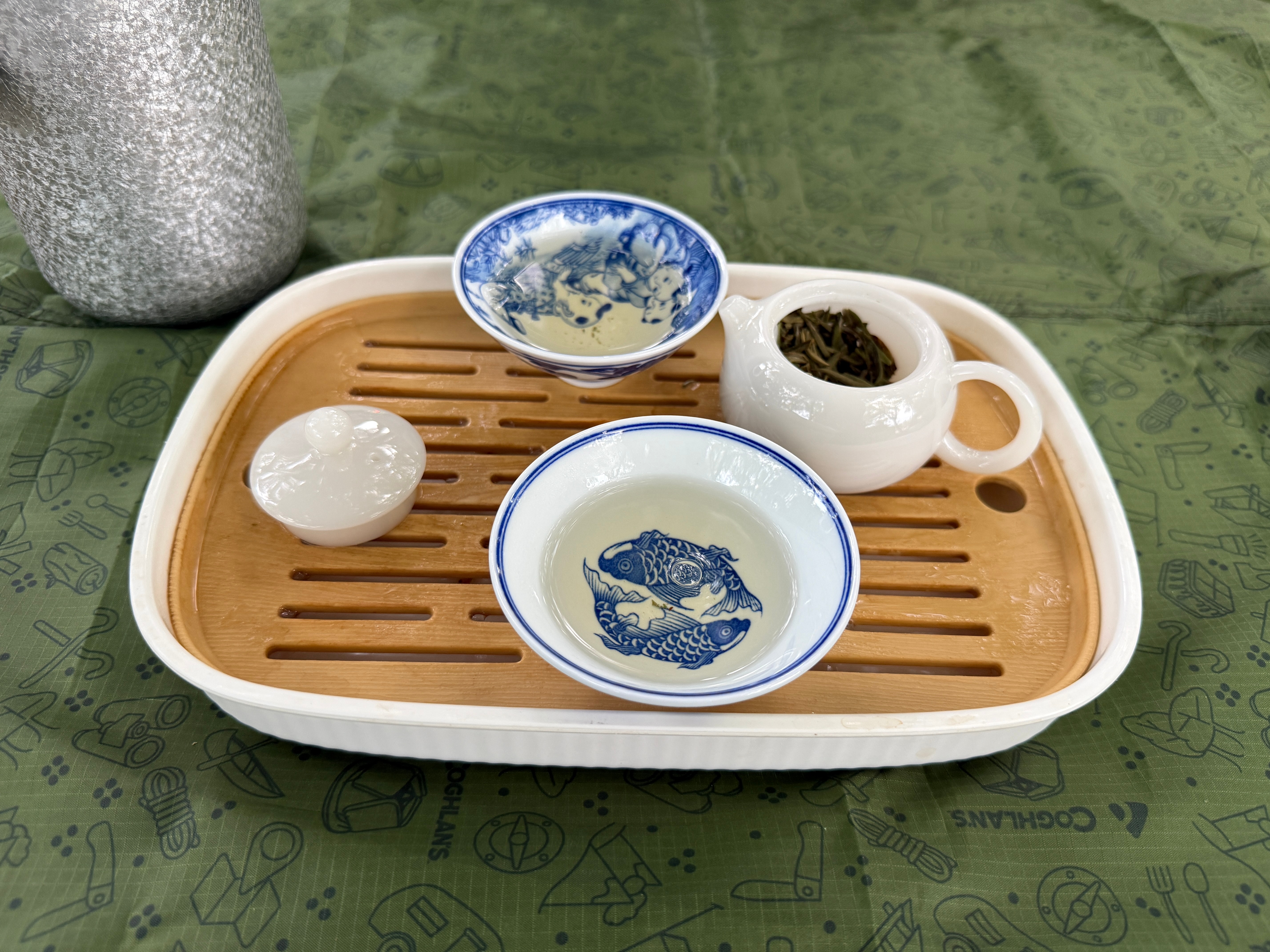 又和朋友喝上了，这次来了家附近的广场