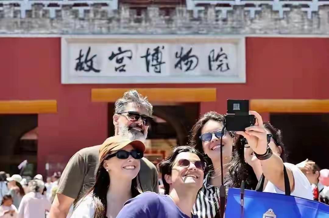 看了一圈外国博主来中国旅游后的视频，说实话，心里挺暖的。

不是因为他们夸得有多