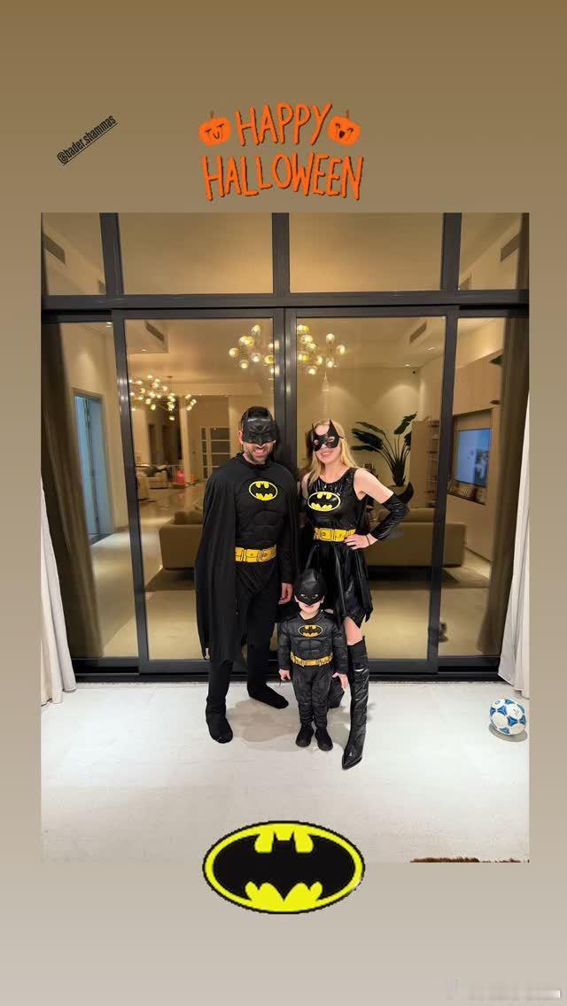 lindsay lohan林赛罗韩分享全家的万圣节装扮，全家均化身蝙蝠侠蝙蝠女 
