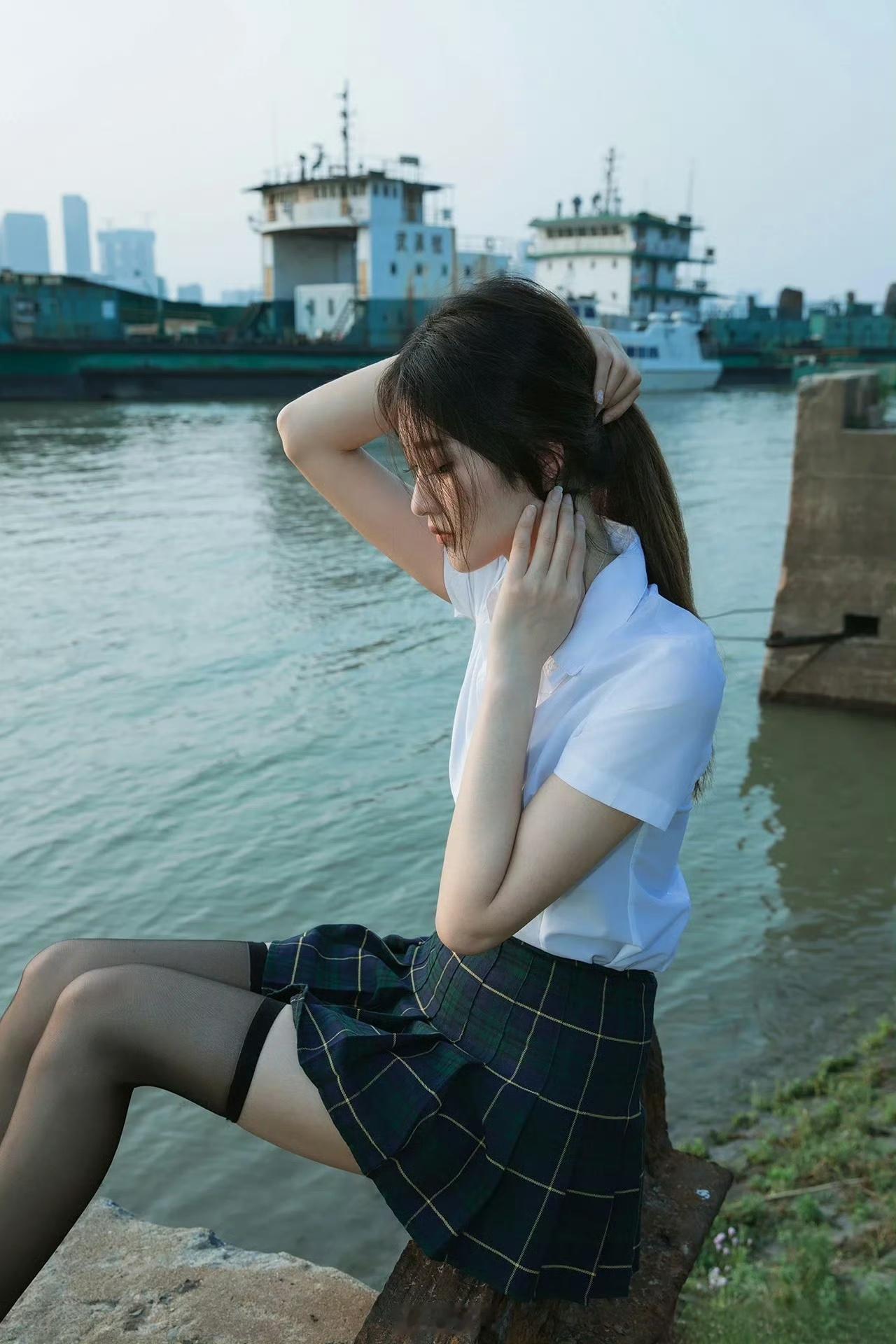 江边看风景的小姐姐 ​​​