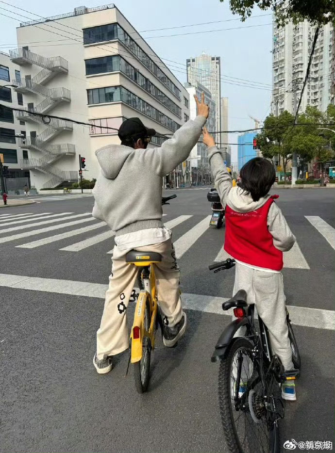 黄晓明带9岁娃骑行再温馨也违法是不是想故意炒作 