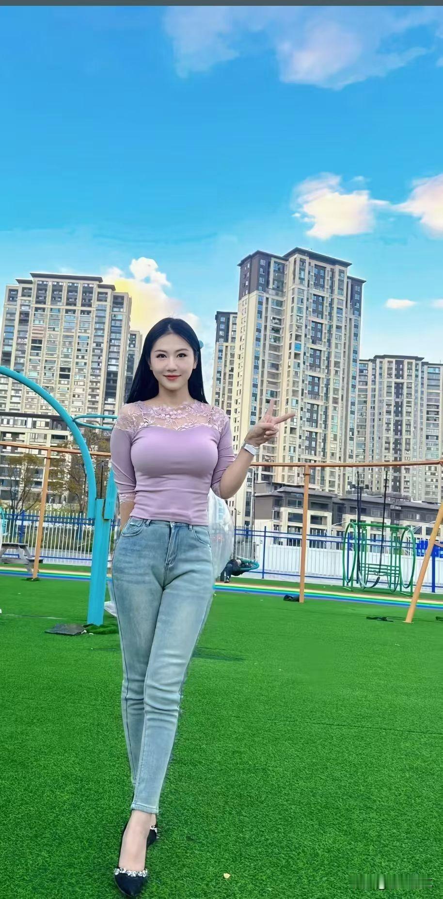 元气少女在城市绿地上，微笑比心，元气满满的一天！🌞💖