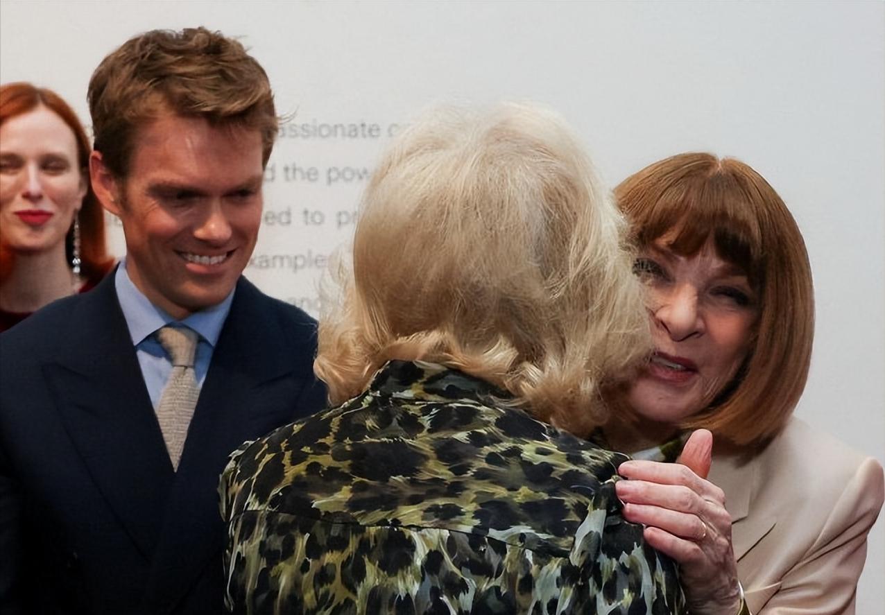 当安娜温图尔与英国王室成员相遇[灵光一闪]
老卡抵达米国，与安娜安排了两次见面，