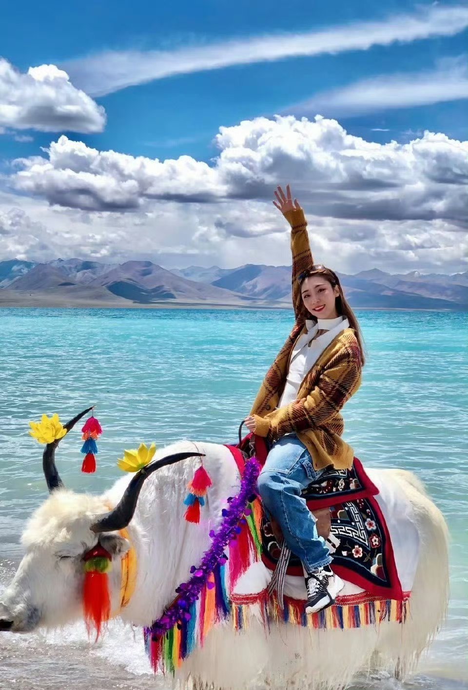 西藏三大圣湖之首：纳木措远处雪山为与她相守相依的念青唐古拉山 