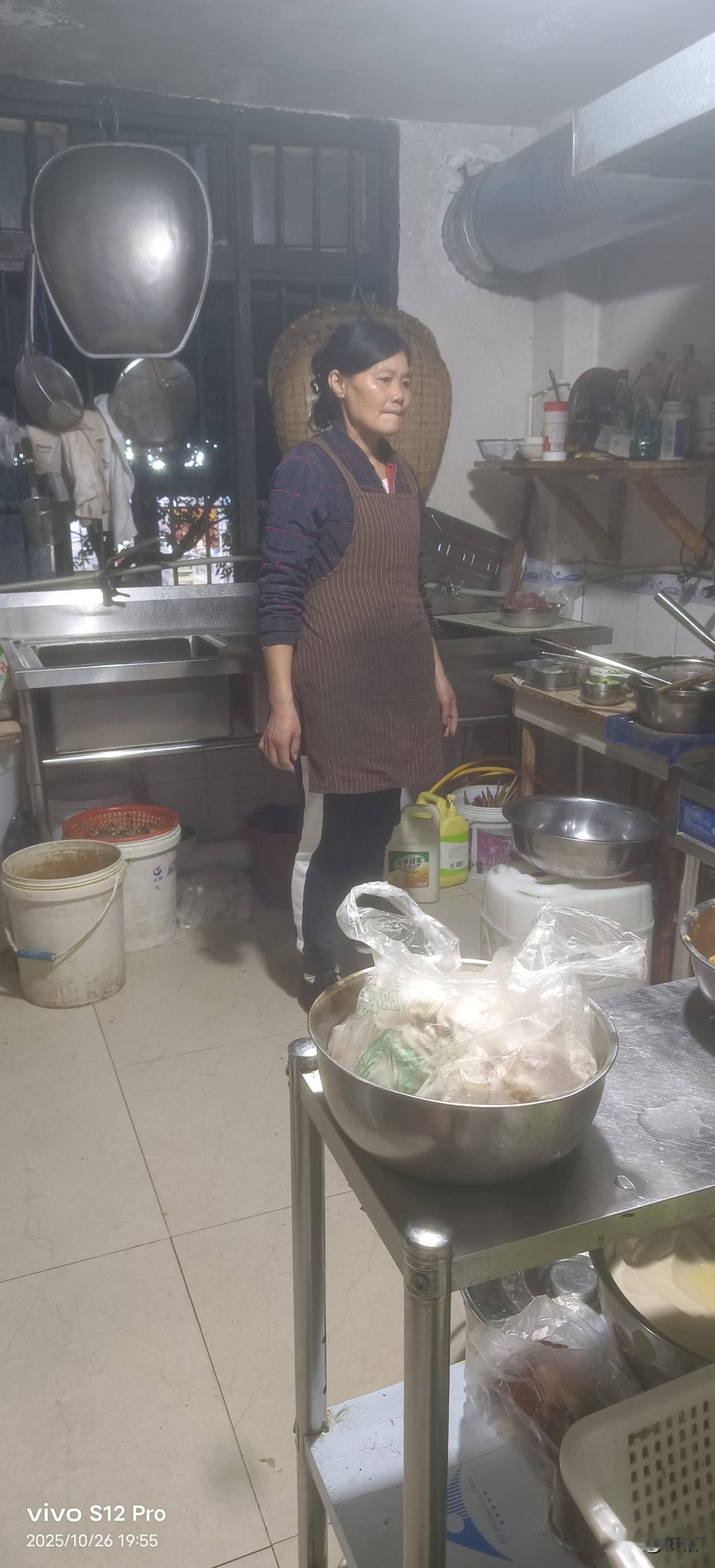 这是一个充满生活气息的小矛盾，就像锅铲和锅偶尔碰撞出的火花，其实本无恶意，只是情