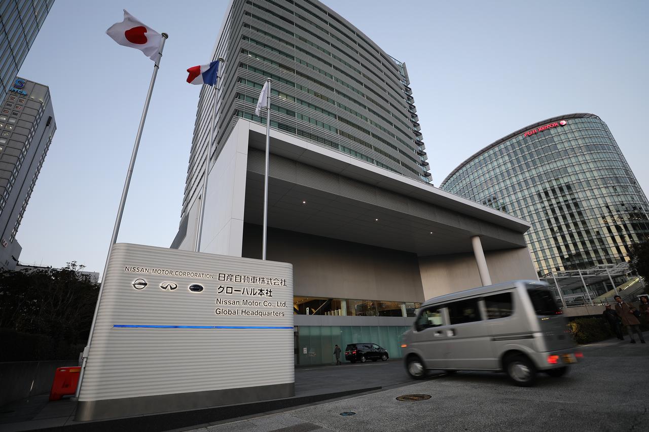 日媒日前爆出了一件稀罕事儿，一名日本陆上自卫队队员在训练过程中，居然被队友的机枪