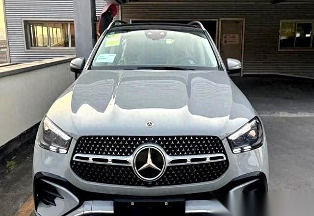 炸了。真的炸了。
奔驰GLE，那个加价排队、常年霸榜的进口大家伙，要国产了。
据