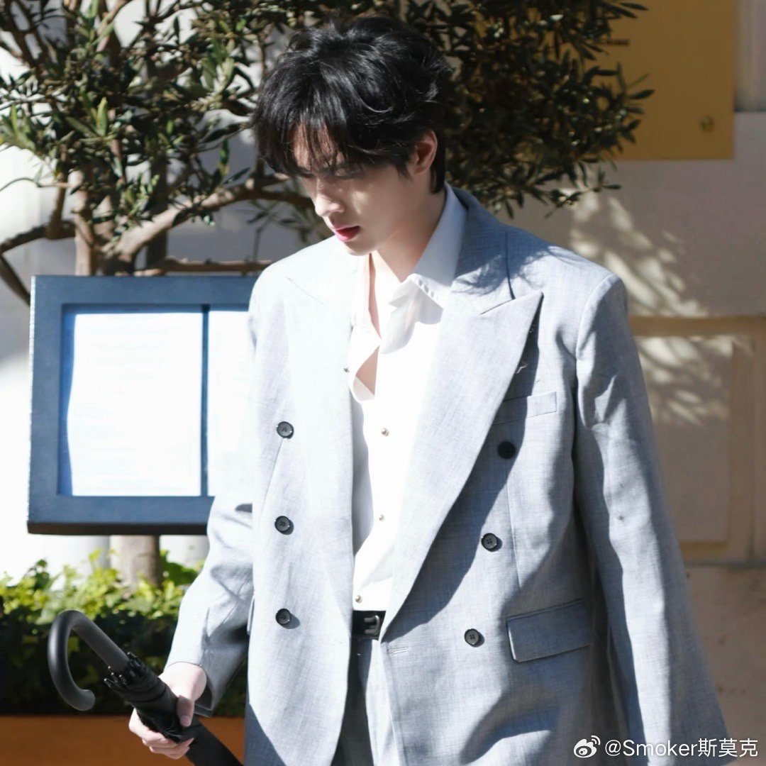 惊现产科的Omega小明星和例会开到一半突然离席的Alpha CEO。据传闻两人
