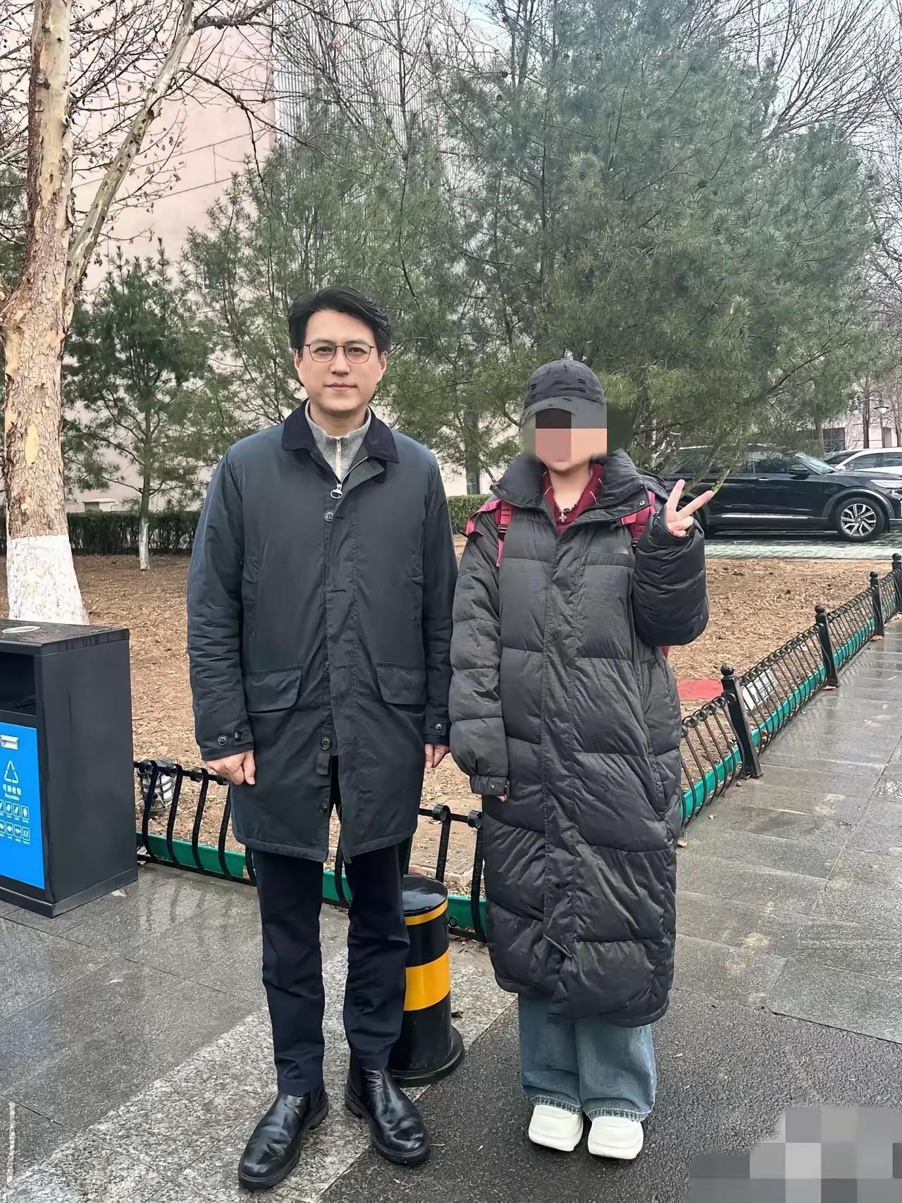 靳东这身打扮像极了领导，请问一下他是什么级别领导