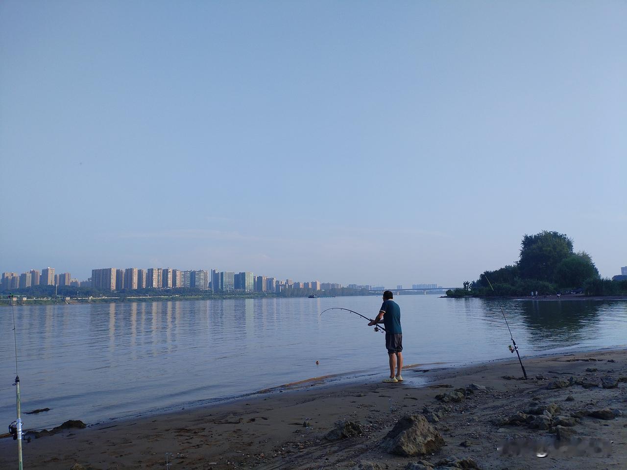 一气呵成的钓鱼甩杆
昨天下午 5 点多钟，在湘江边上，拍下一组照片，记录了钓鱼甩