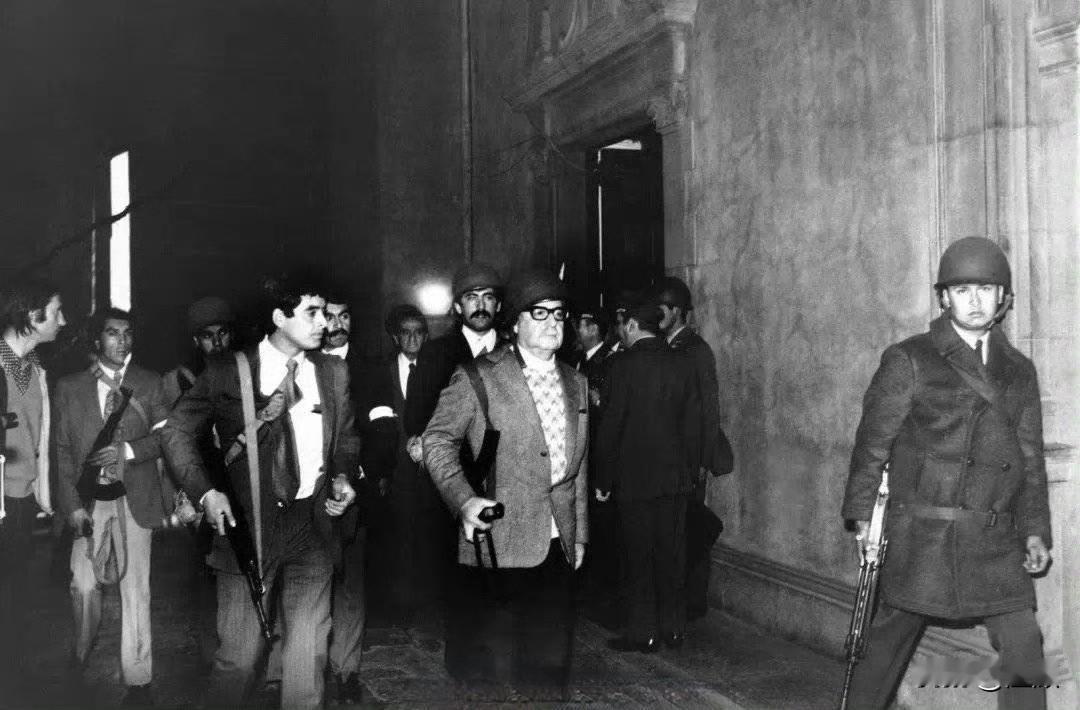 铁血悲歌与现实叩问：两位总统的命运对照……1973年，智利总统阿连德因奉行左翼政