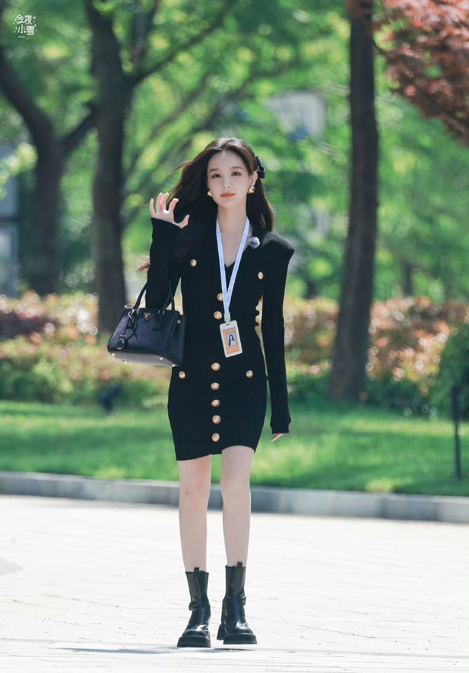 李一桐和白鹿长得像，身材可不像 ​​​