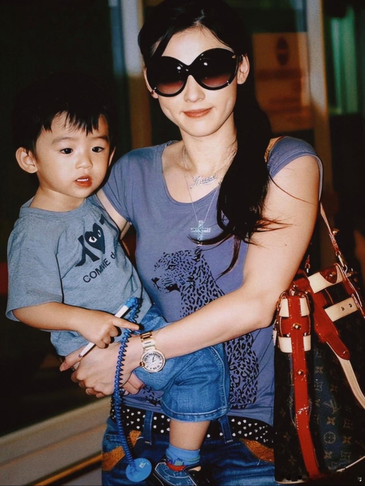 张柏芝剖腹产回家身边没有人在 张柏芝的坚强超乎想象！面对术后窘境，她沉着处理伤口