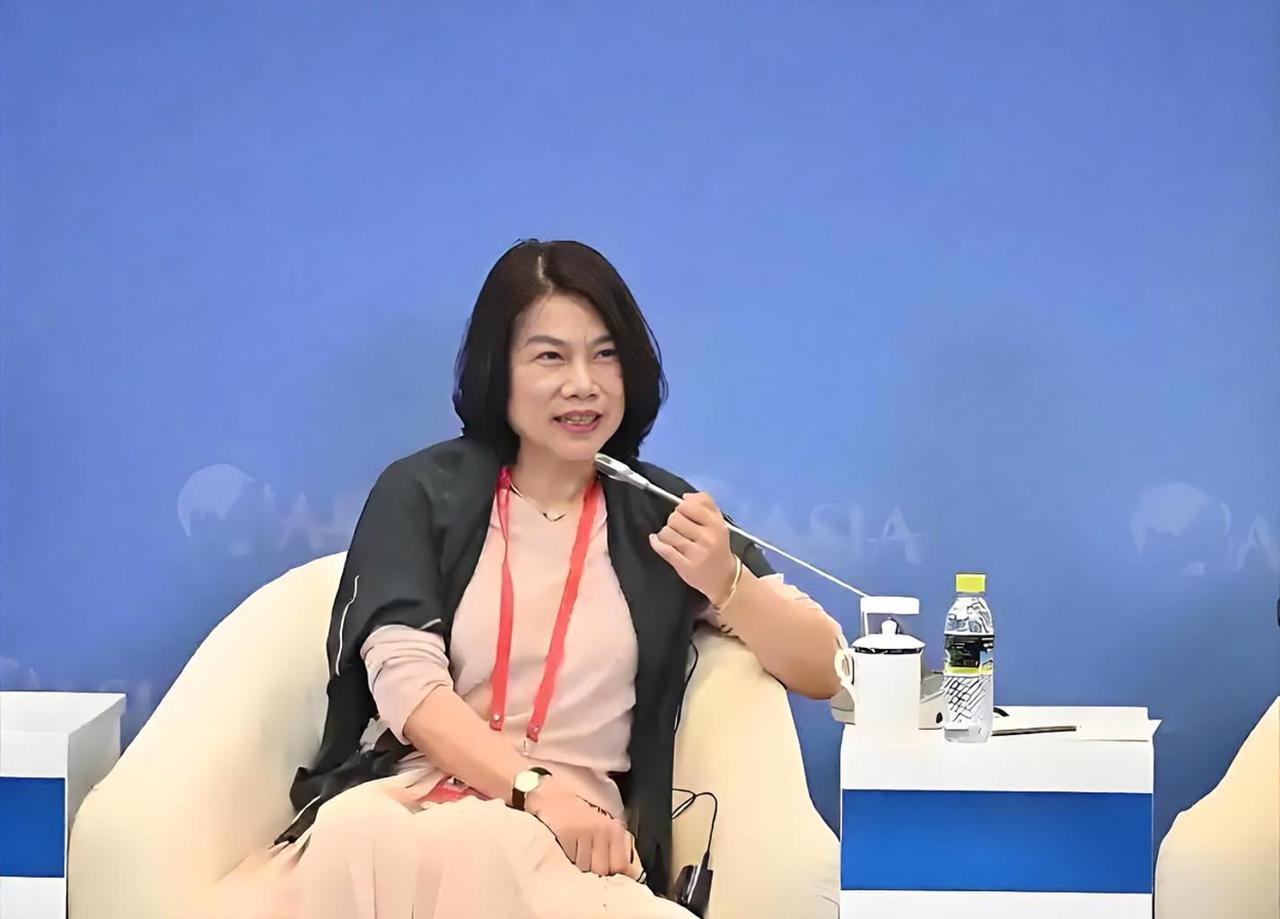 董明珠这回是真低头了。欧洲热浪烧到40度，中国空调卖疯了，美的海信TCL赚得盆满