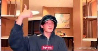 王赫野的脸怎么红成这样 脸红到能煎蛋了！一声哥哥让他瞬间红温，平时大方的样子不见