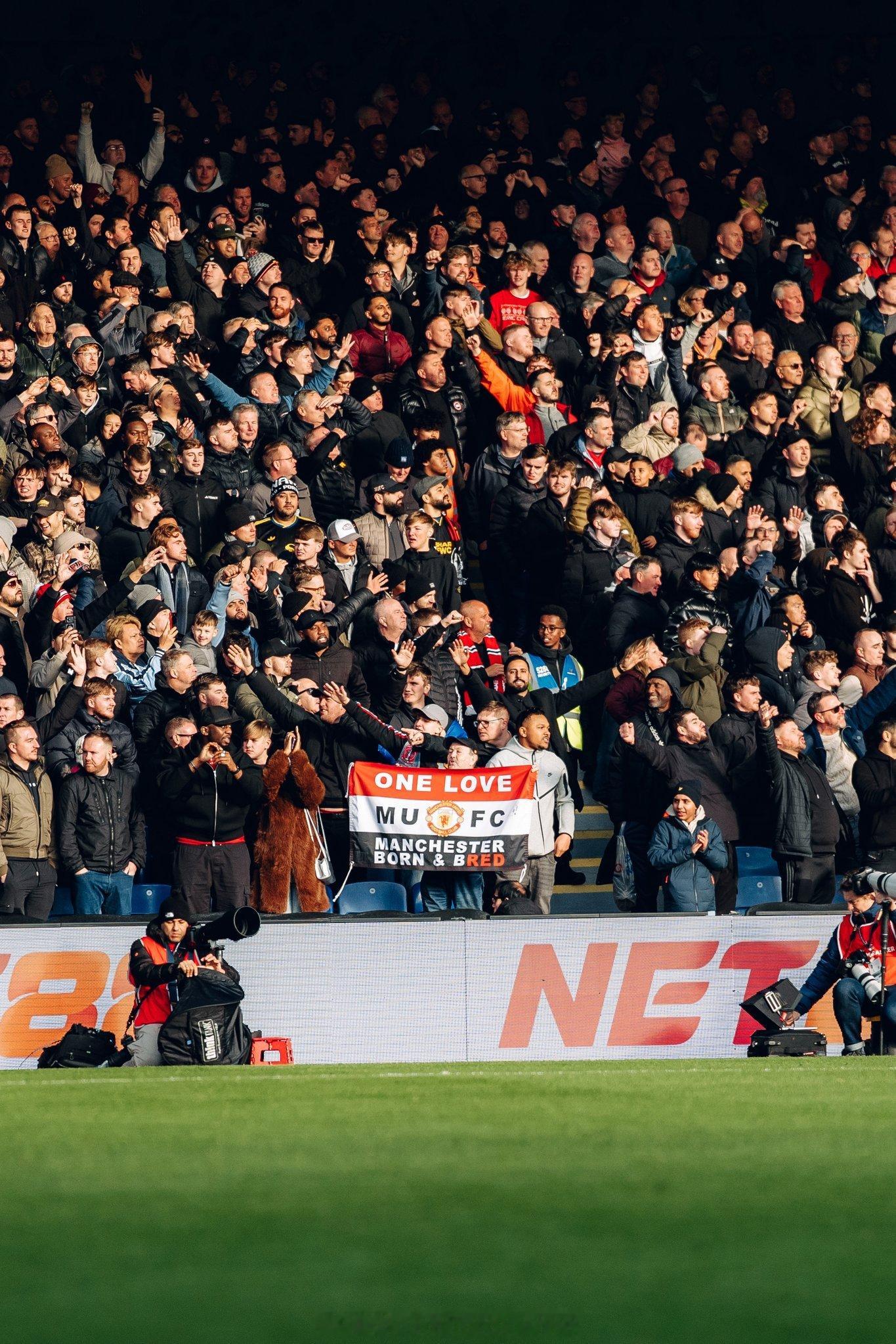 曼联比赛日曼联球迷在客场西汉姆vs曼联