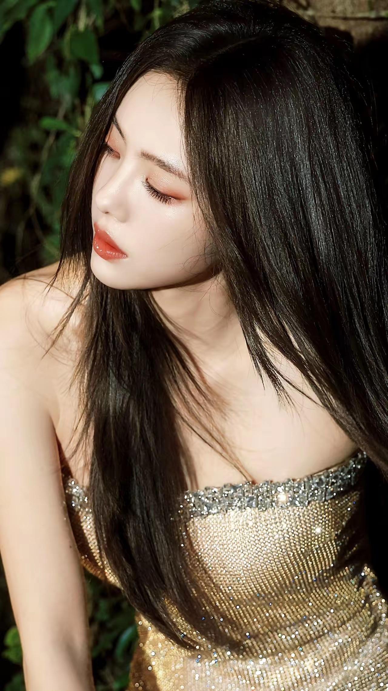 优雅女神，金光闪闪的晚礼服，美得令人窒息！