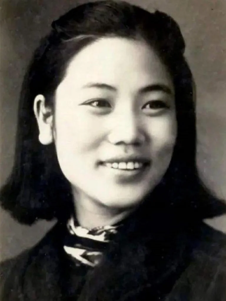 1950年，抗美援朝战争打响后，常香玉看到报纸上号召百姓捐款捐物支援前线的消息