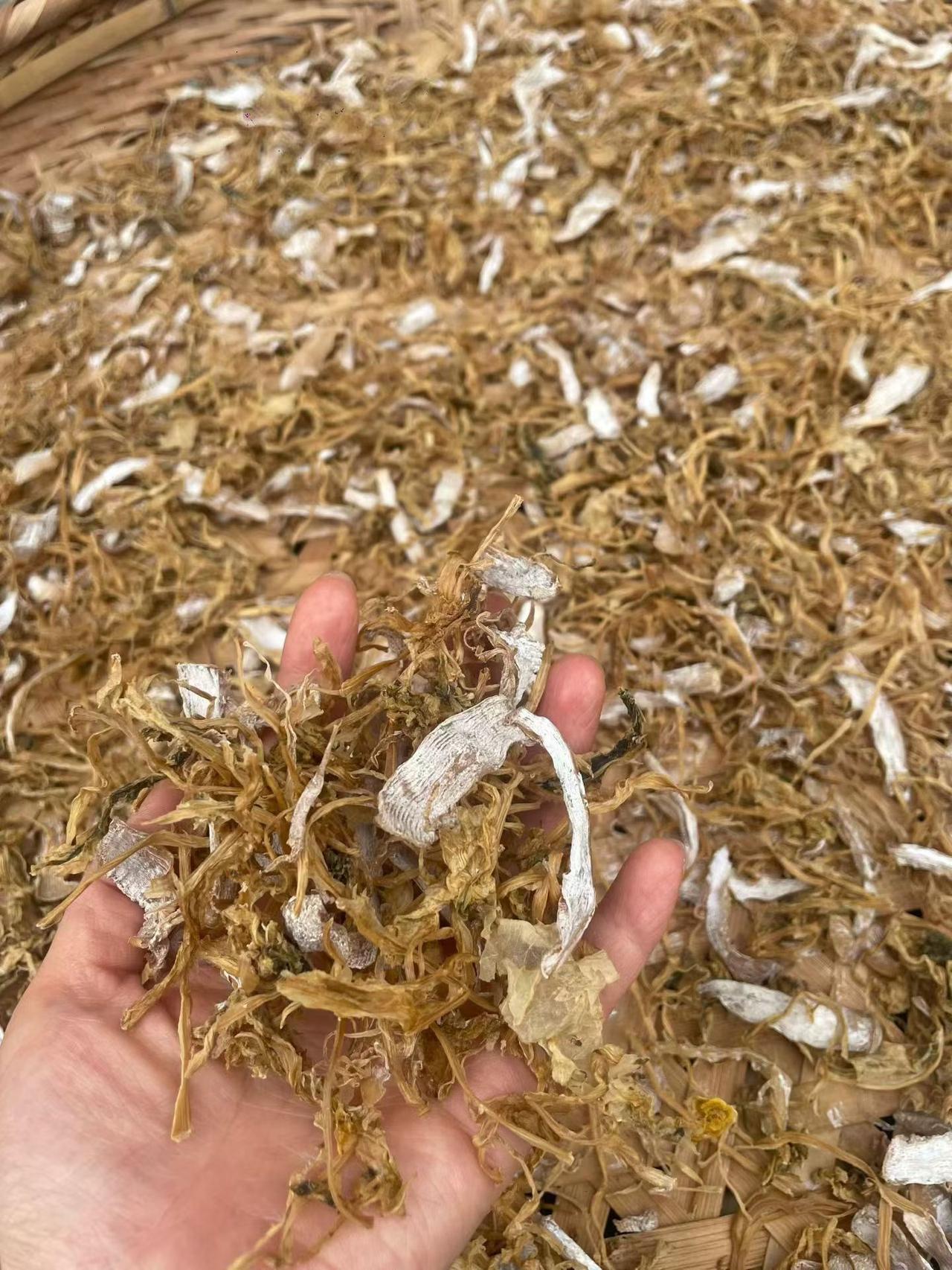 我现在发现，人最重要的技能，其实是脸皮厚。

最近，我在帮妈妈卖笋干菜。

经常