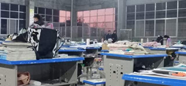 武汉十五中高一家长轮值晚自习！校方：老师不能连干14小时