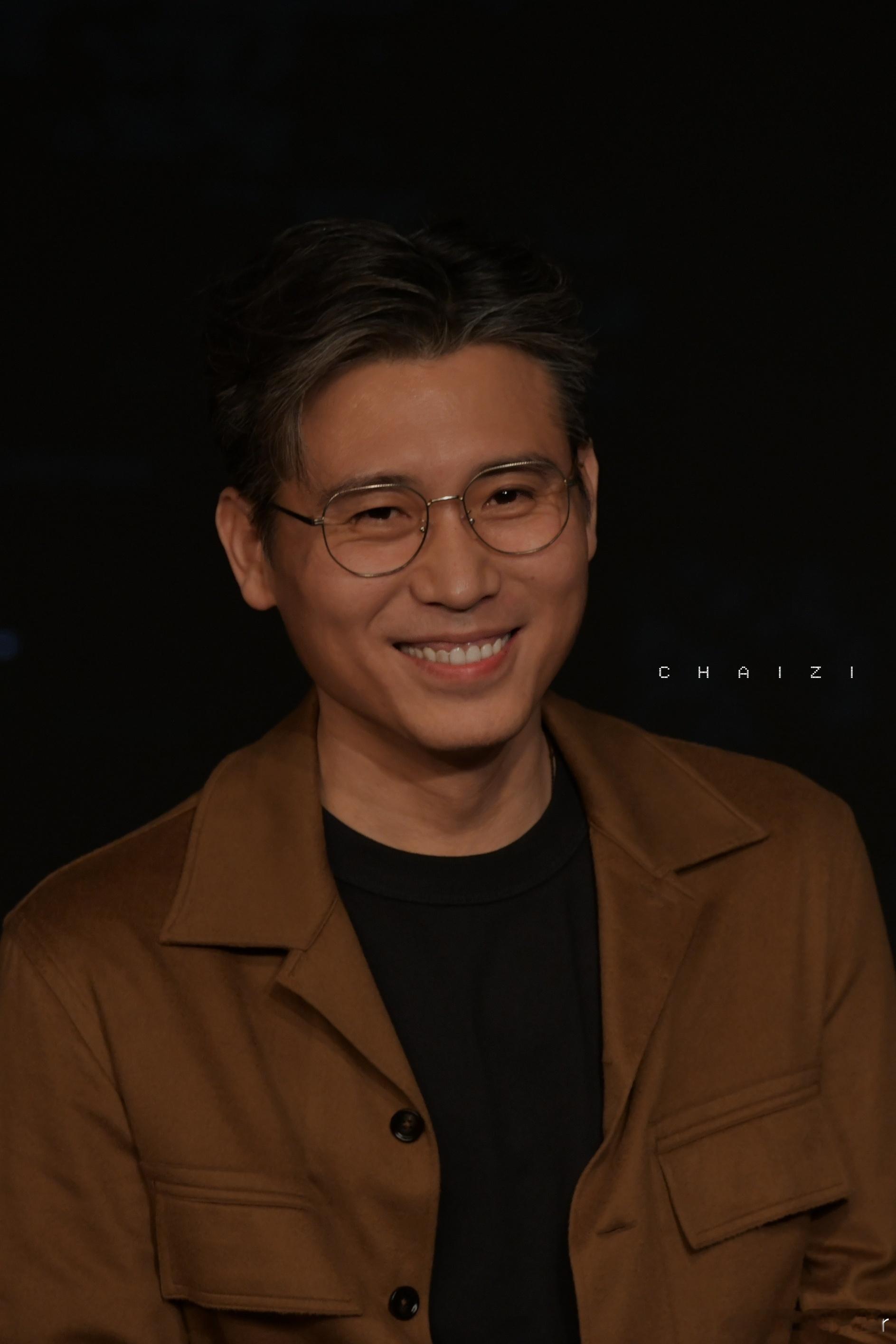 起猛了看到李乃文男扮女装了剧集悬案锅姨警局开会名场面笑点拉满！看着画面瞬间恍惚，