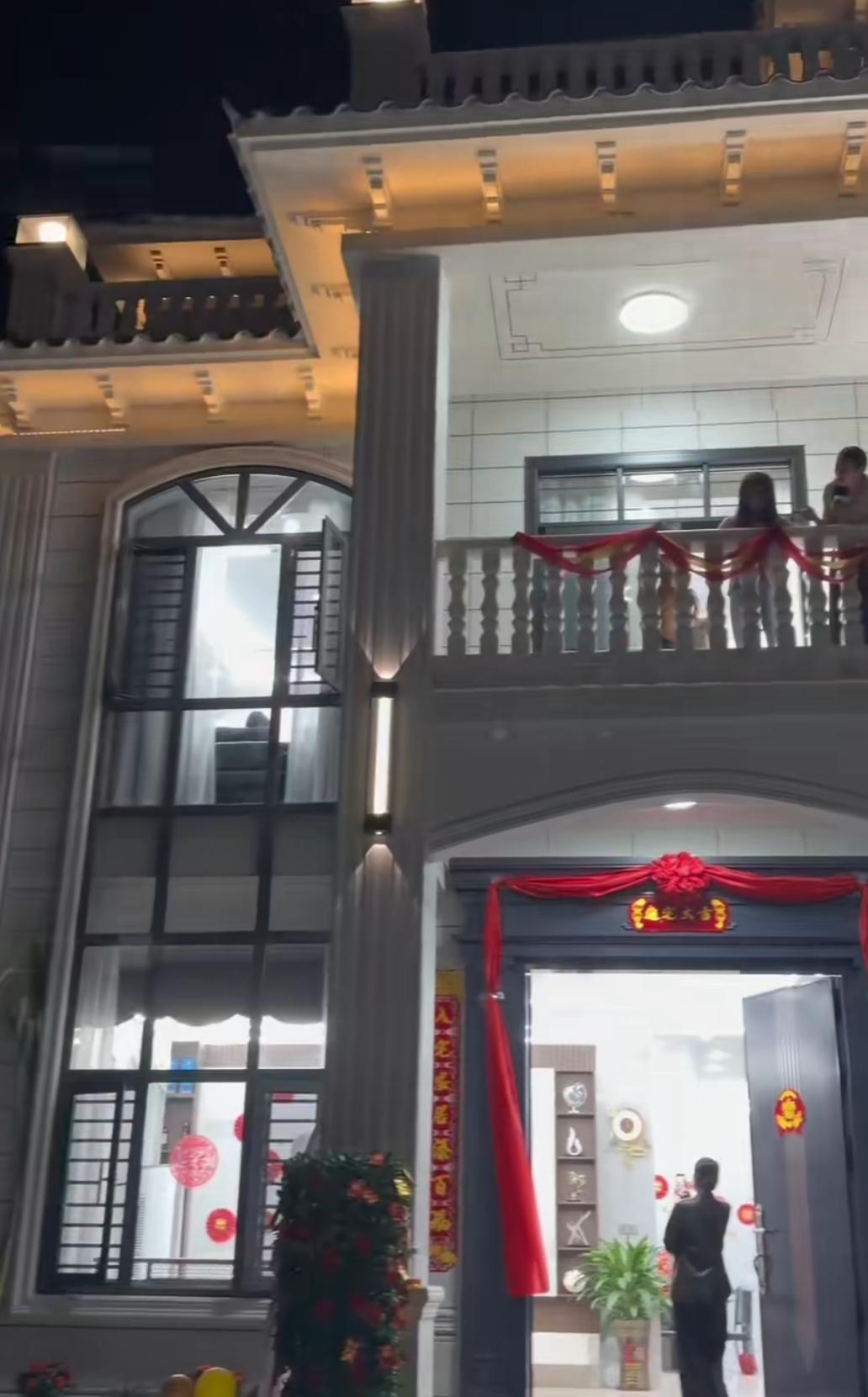 “我没有嫌弃你是农村人，你却惦记着在我200万的房子上加名？”
---
我叫小芳