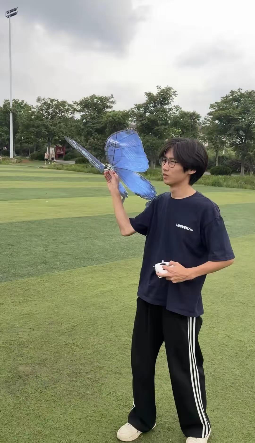 “太有实力了！”武汉一支大学生创业团队，靠着手工打磨打造机械蝴蝶作品，历经十多种