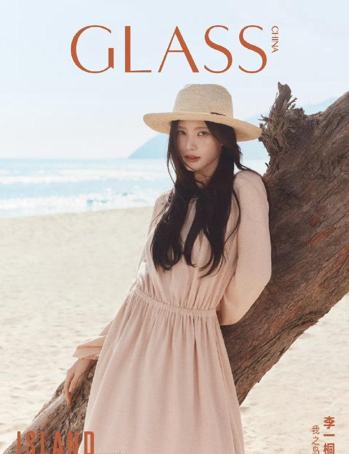 李一桐《GLASS》中文版四月刊封面大片时尚灵感解读封面大赏 ​​​
