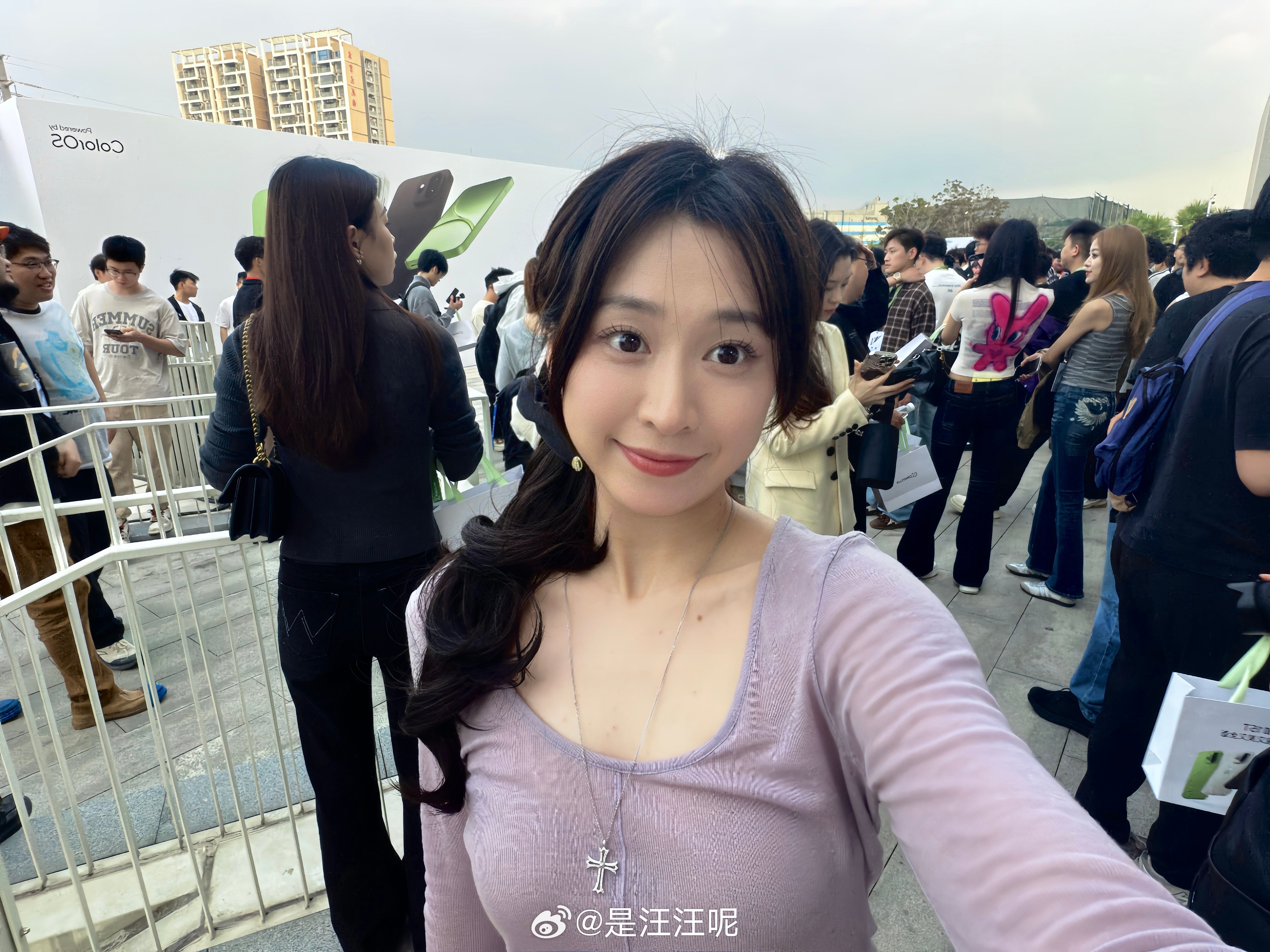 来看一加15T咯！一进门就发现有惊喜～这小车有点小帅 深圳·龙华文体中心体育馆