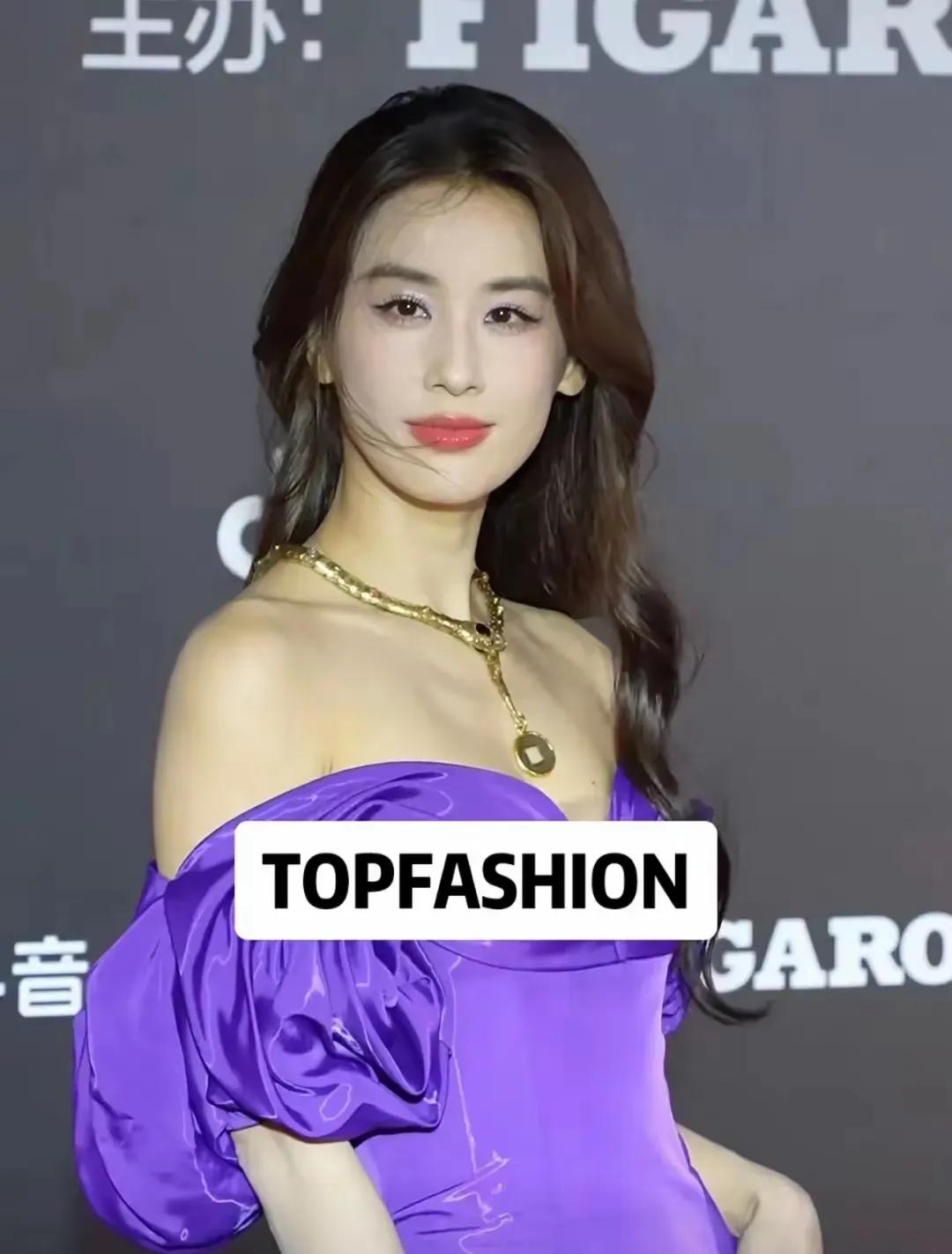 42岁的黄圣依离婚后于上海高调亮相，一袭紫色花裙惊艳众人，恰似“紫气东来”般祥瑞