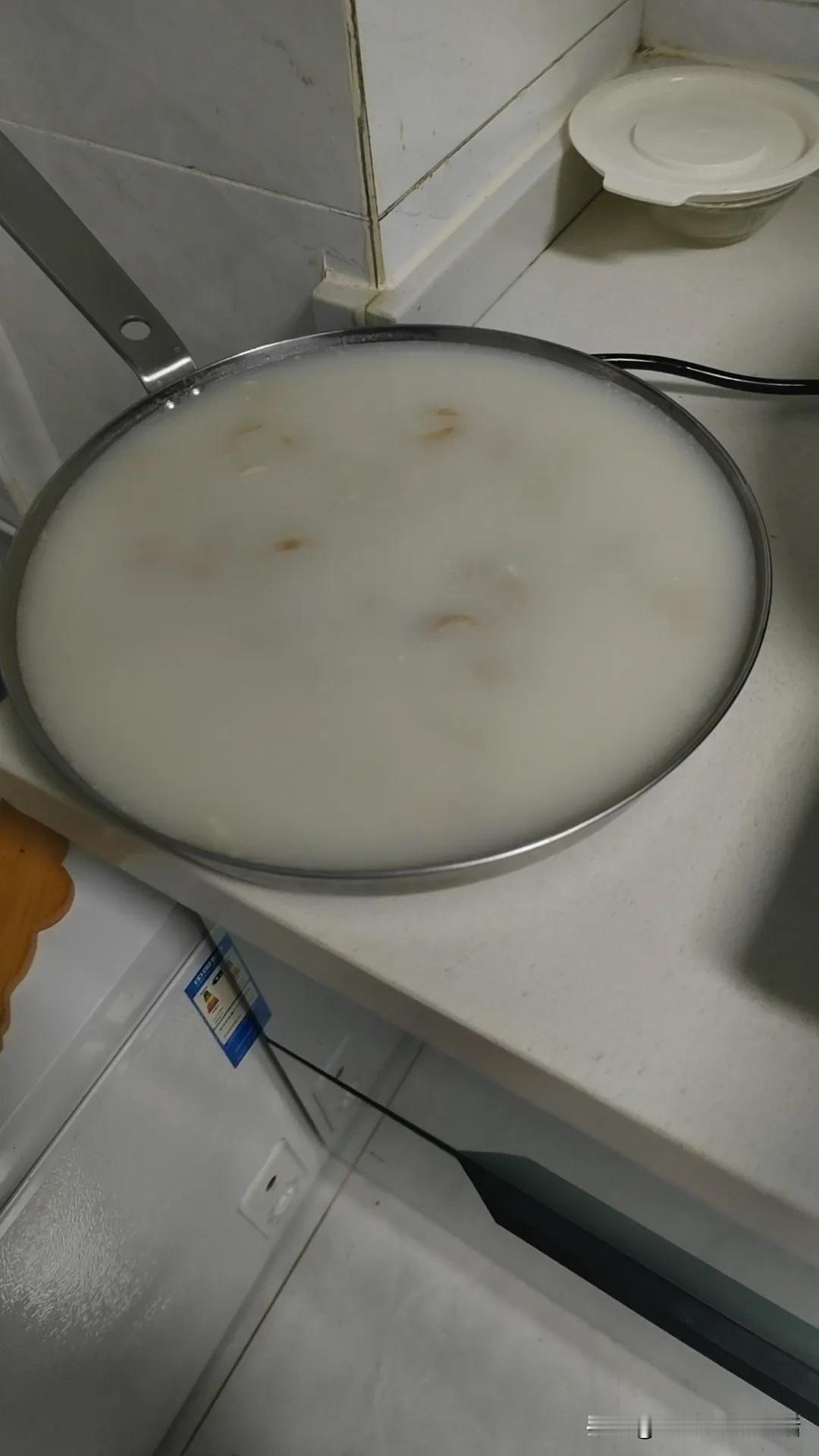 我这这猪皮冻子，今年怎么熬成乳白色了？头一次这样颜色，步骤也对呀，猪皮那层油都刮