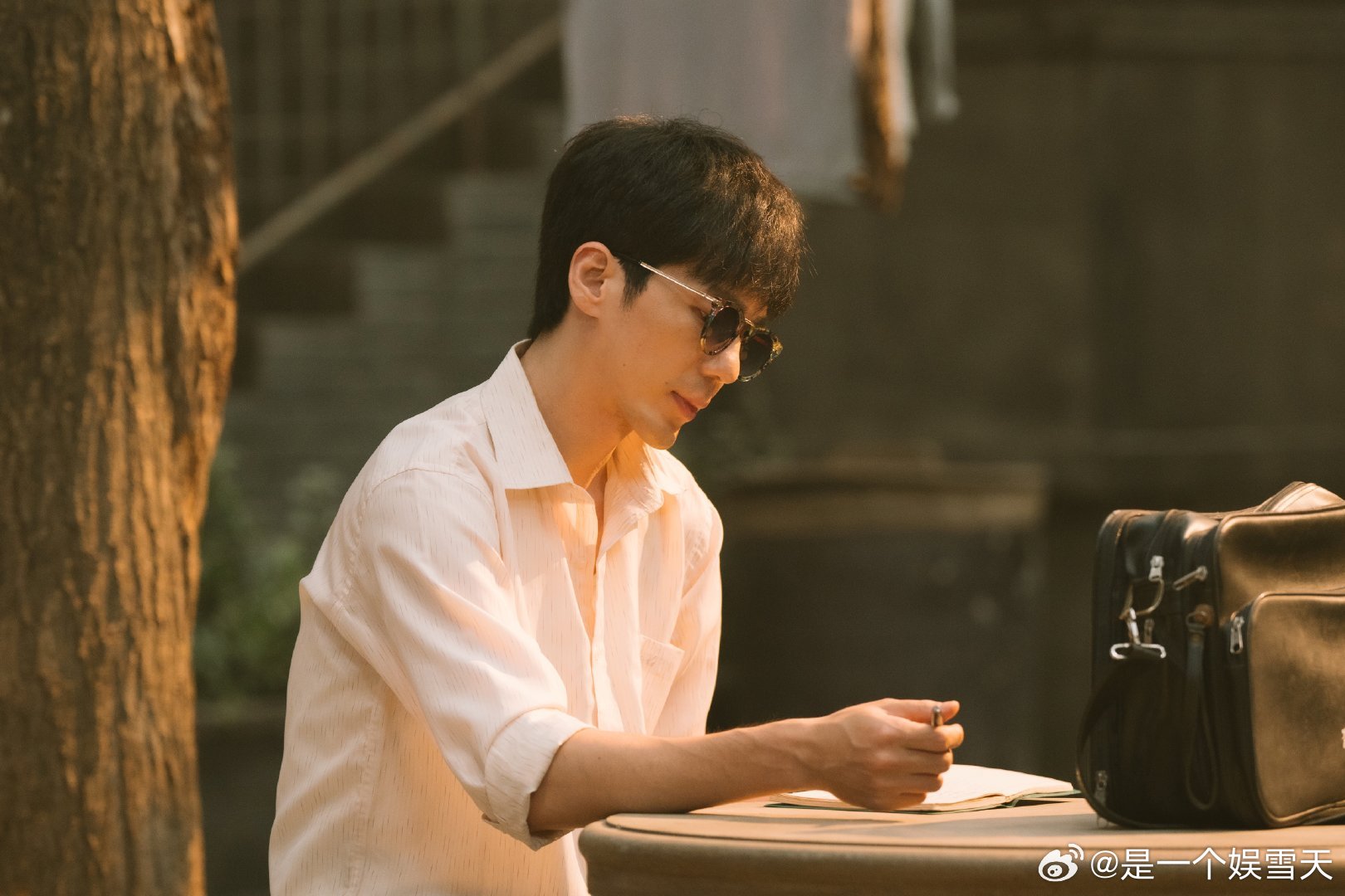 白宇喝豆汁表情管理 白宇这段表情管理离家出走！从自信到捏鼻破防，喝完生无可恋的小