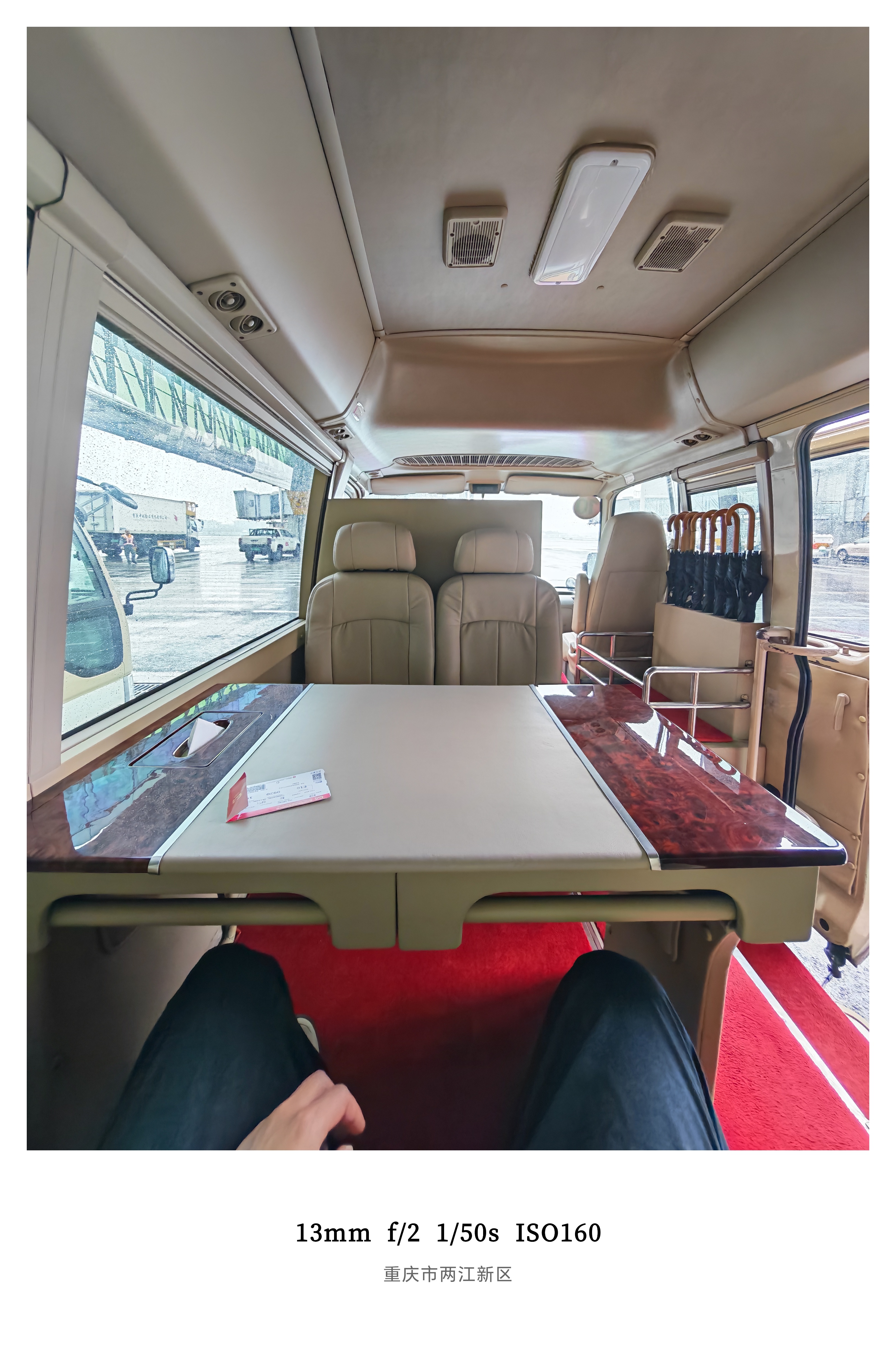 在重庆贵宾楼居然停了辆阿维塔012与设计师Kim Jones联名推出高定版全球限