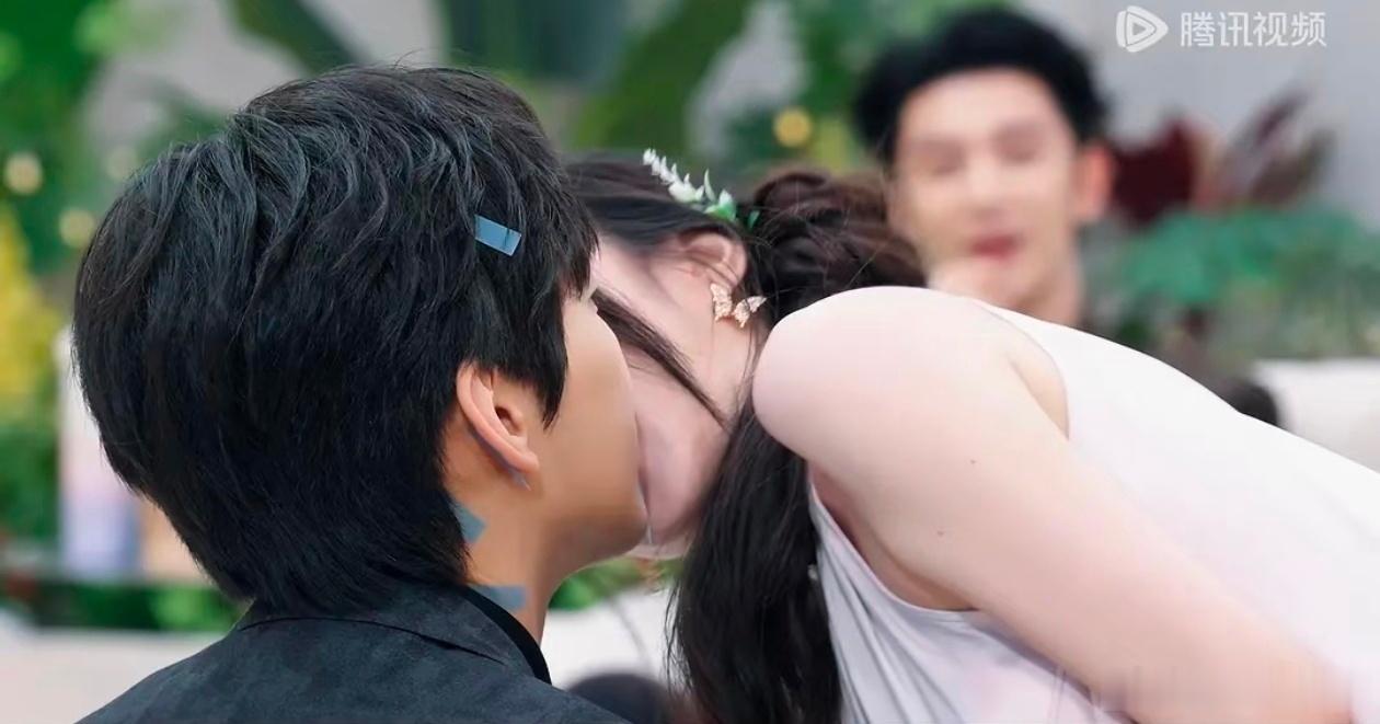 周佑凌柳柳亲了周佑凌柳柳返场亲了周佑凌民宿开业 救命！周佑凌柳柳亲了！返场直接亲