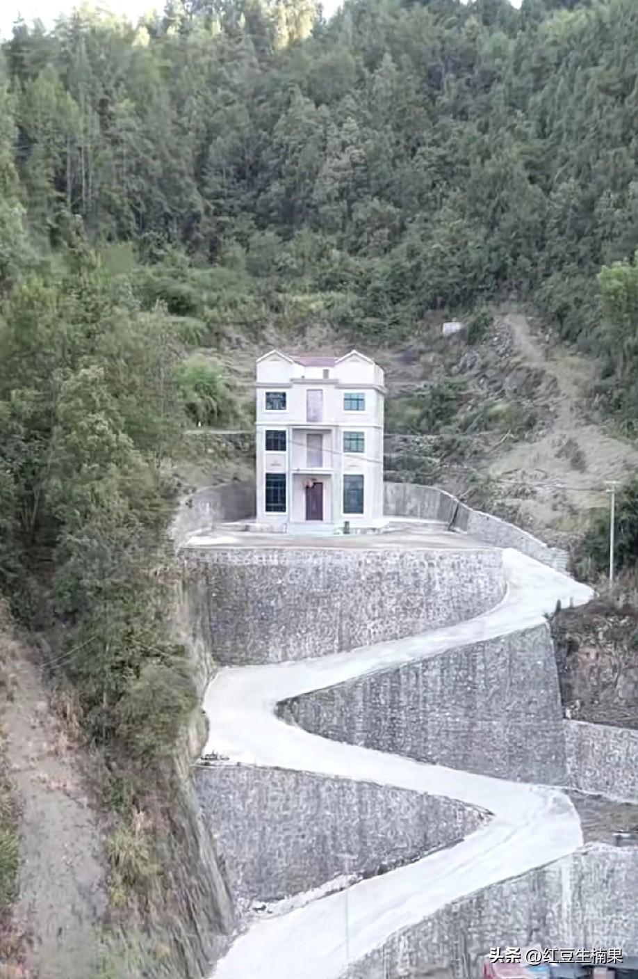 这个地方建房，真的是胆子大，前不着村后不着店的，关键在山凹里，相当于三面环山，一