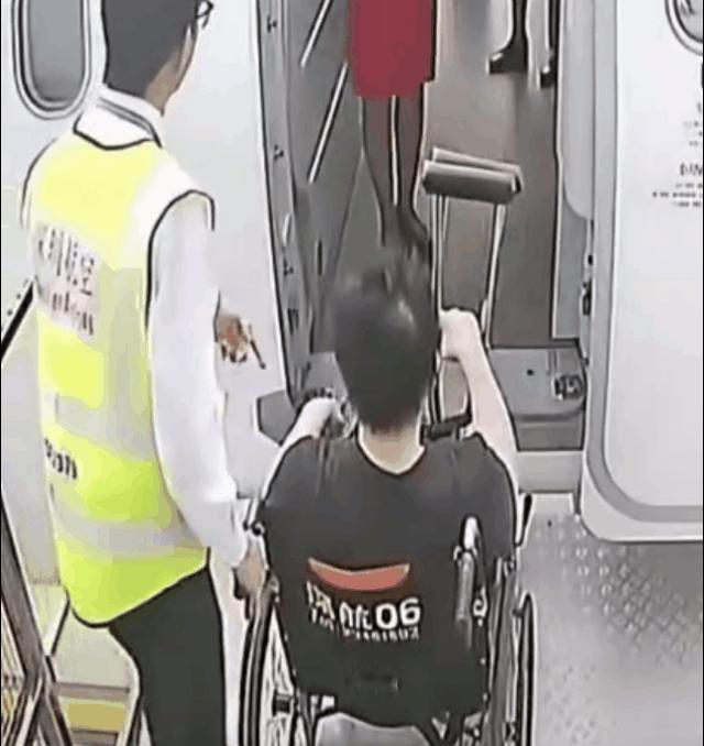 连滚带爬！ 看到这帖子时就存疑，果然还是得有视频监控才行。如果说机场硬件设置存在