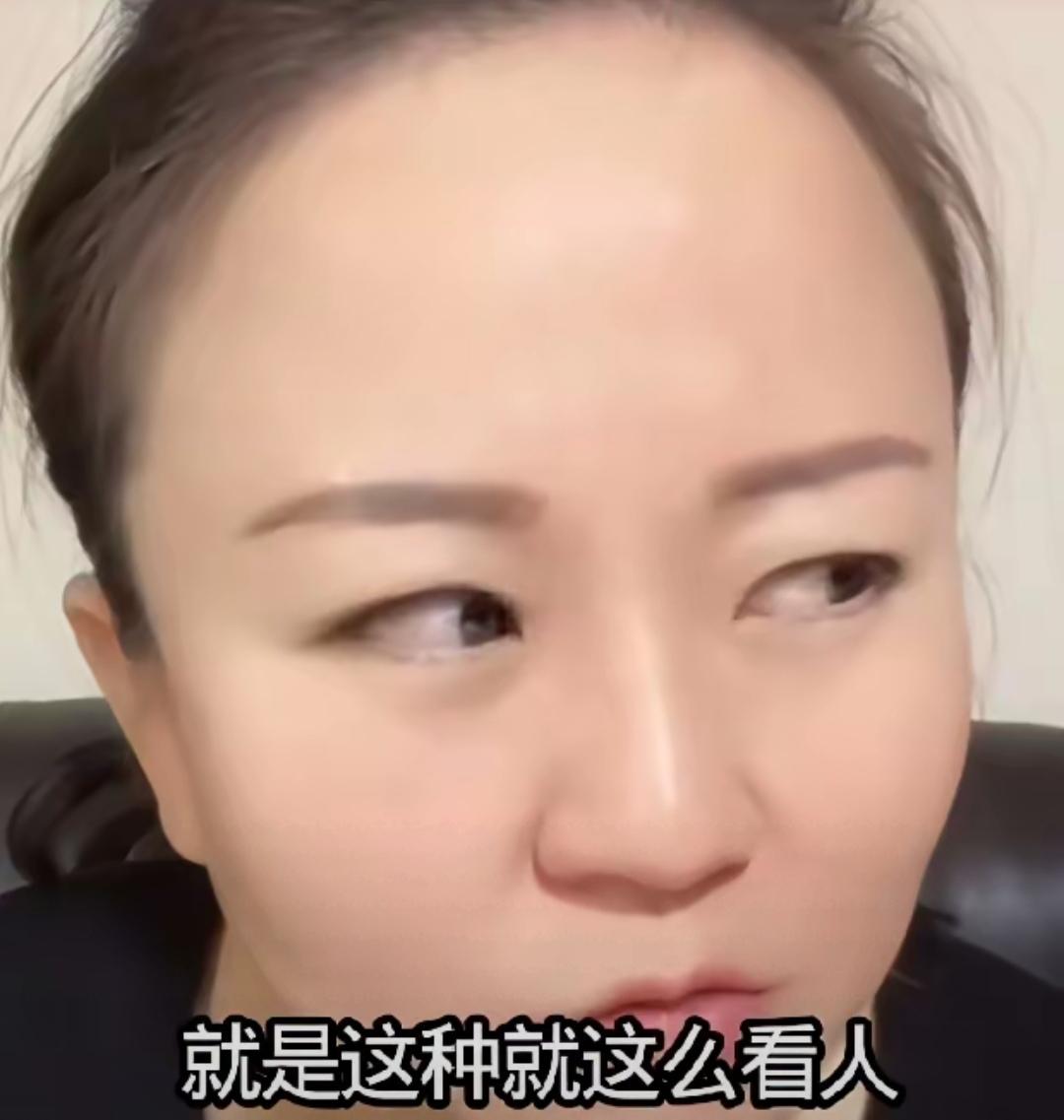 老杨又开始损自己的小儿子了！
    老杨带货积人气的方法，就是一个惯用的手法：