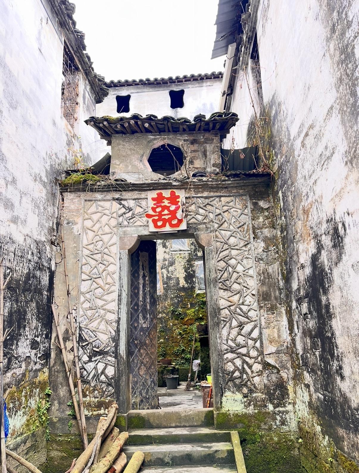 20年前县中学的一个女教师，家人给她介绍我同学，一名公务员，她嫌人家个子矮，不帅