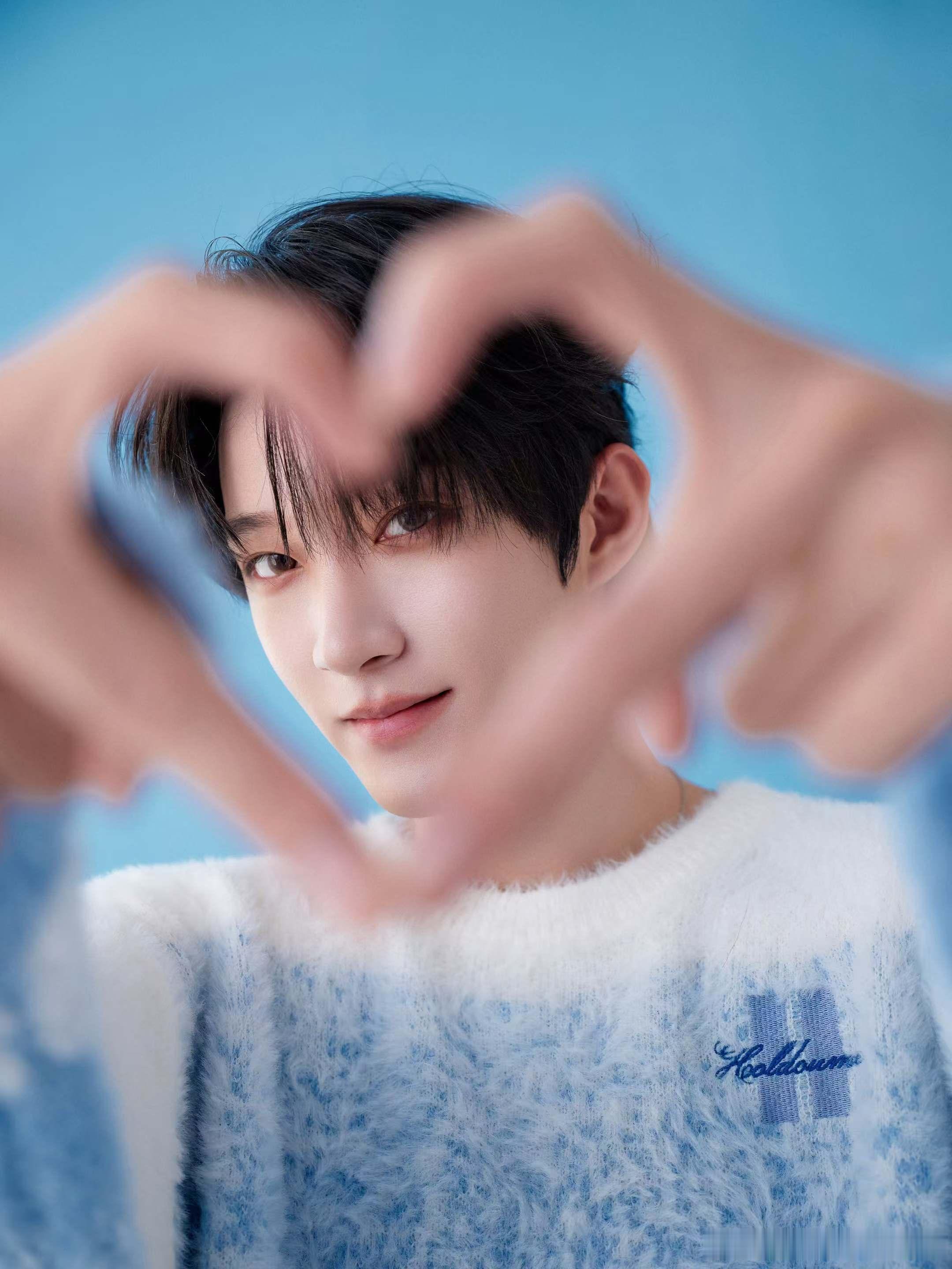 ceq “晚风轻拂，将星辉铺满梦境，若隐若离，如梦似幻，勾勒着有你的记忆。”