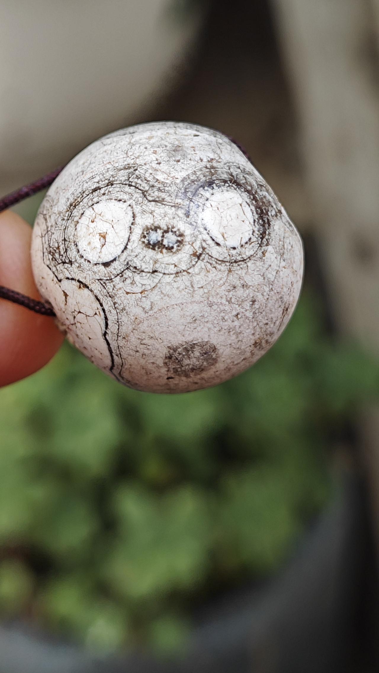 战汉古珠圣物，鬼脸缠丝玛瑙珠。直径19.3‑21豪米左右，在高古珠中属大直径。更