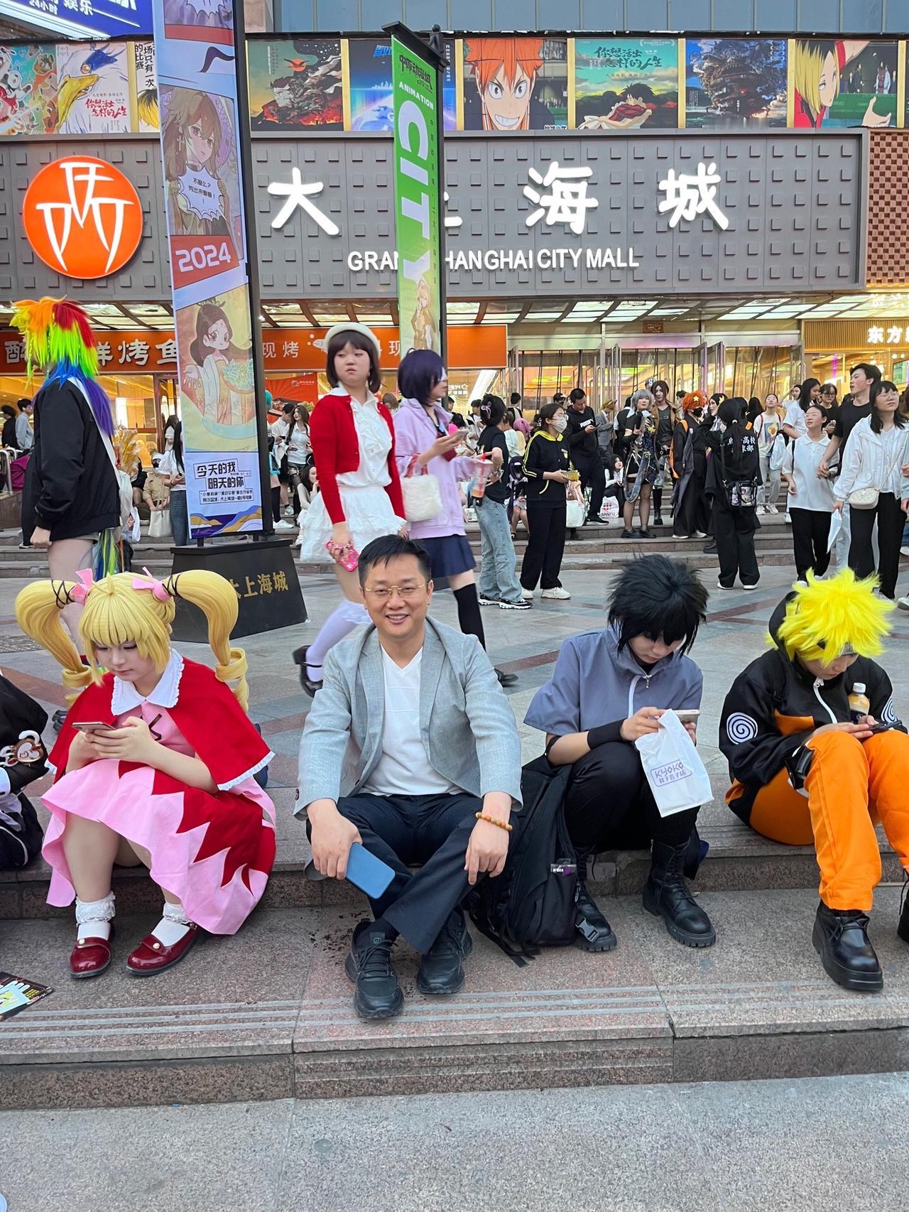 五一逛街，遇到了一群cosplay的小朋友们，看着他们五彩斑斓、款式各异的服饰和