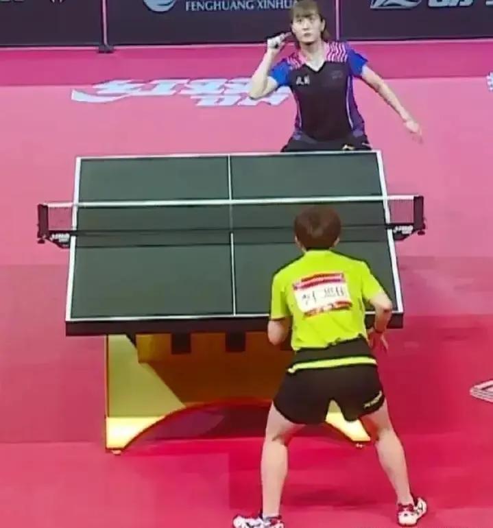 左手将李仁思佳根本不吃刘炜珊的坎式发球。为什么让早田希娜吃的饱饱的坎式发球一下子