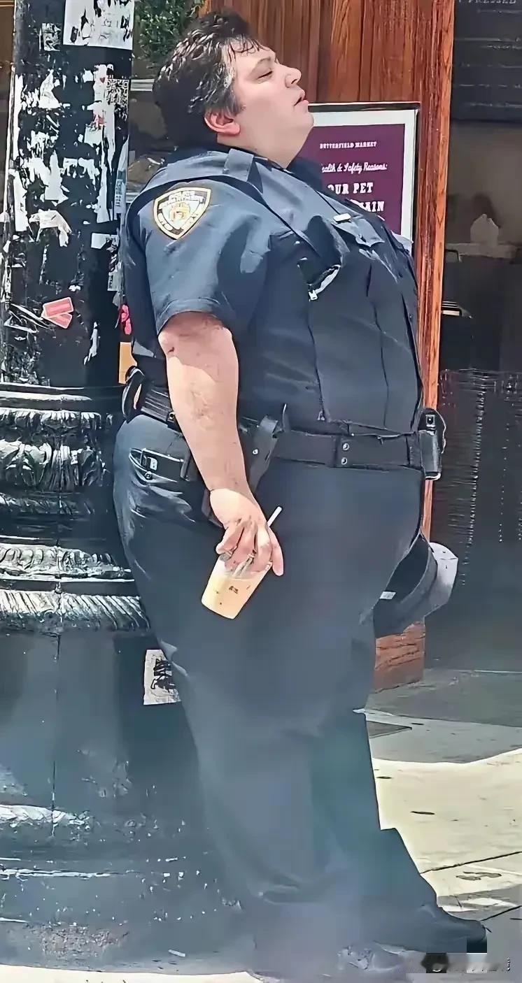 这个美国女警察太敬业了，睡着了都还要坚持执勤站岗，实在让人佩服。
可惜长得太胖了