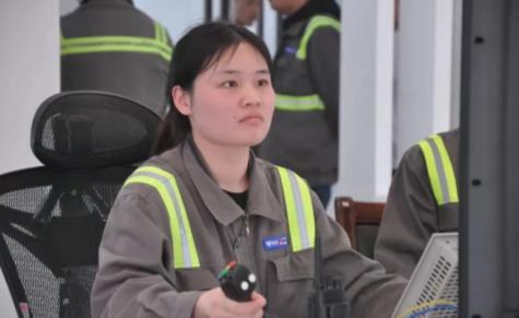 28岁211法学女毕业生李丽，考公失败、做实习律师工资低微，最终跨行去宁波北仑码